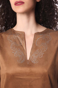 Vestido de camurça bege com 3/4 mangas e detalhes decorativos