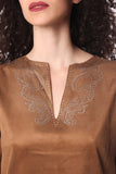 Vestido de camurça bege com 3/4 mangas e detalhes decorativos