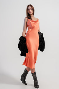 Q2 Vestido de cetim brilhante Midi em laranja
