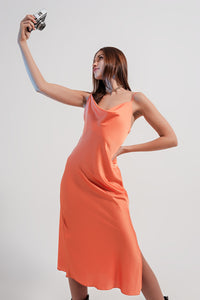 Vestido de cetim brilhante Midi em laranja