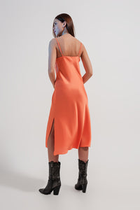 Vestido de cetim brilhante Midi em laranja