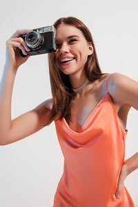 Vestido de cetim brilhante Midi em laranja
