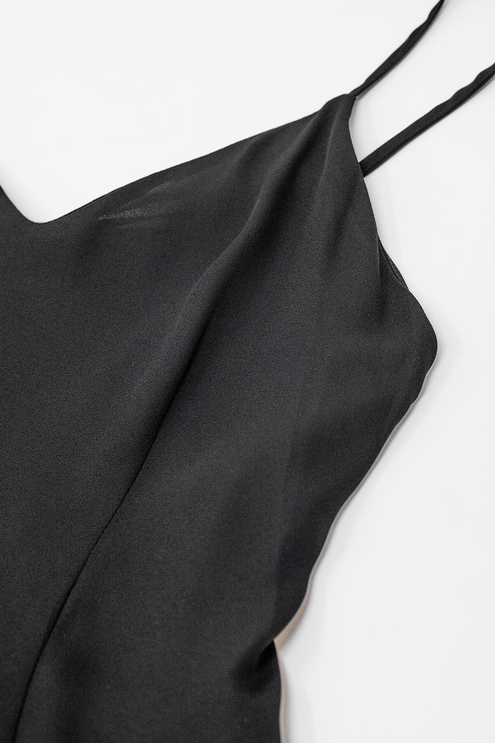 Vestido de cetim preto de dupla camada com alças