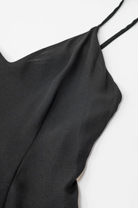 Vestido de cetim preto de dupla camada com alças