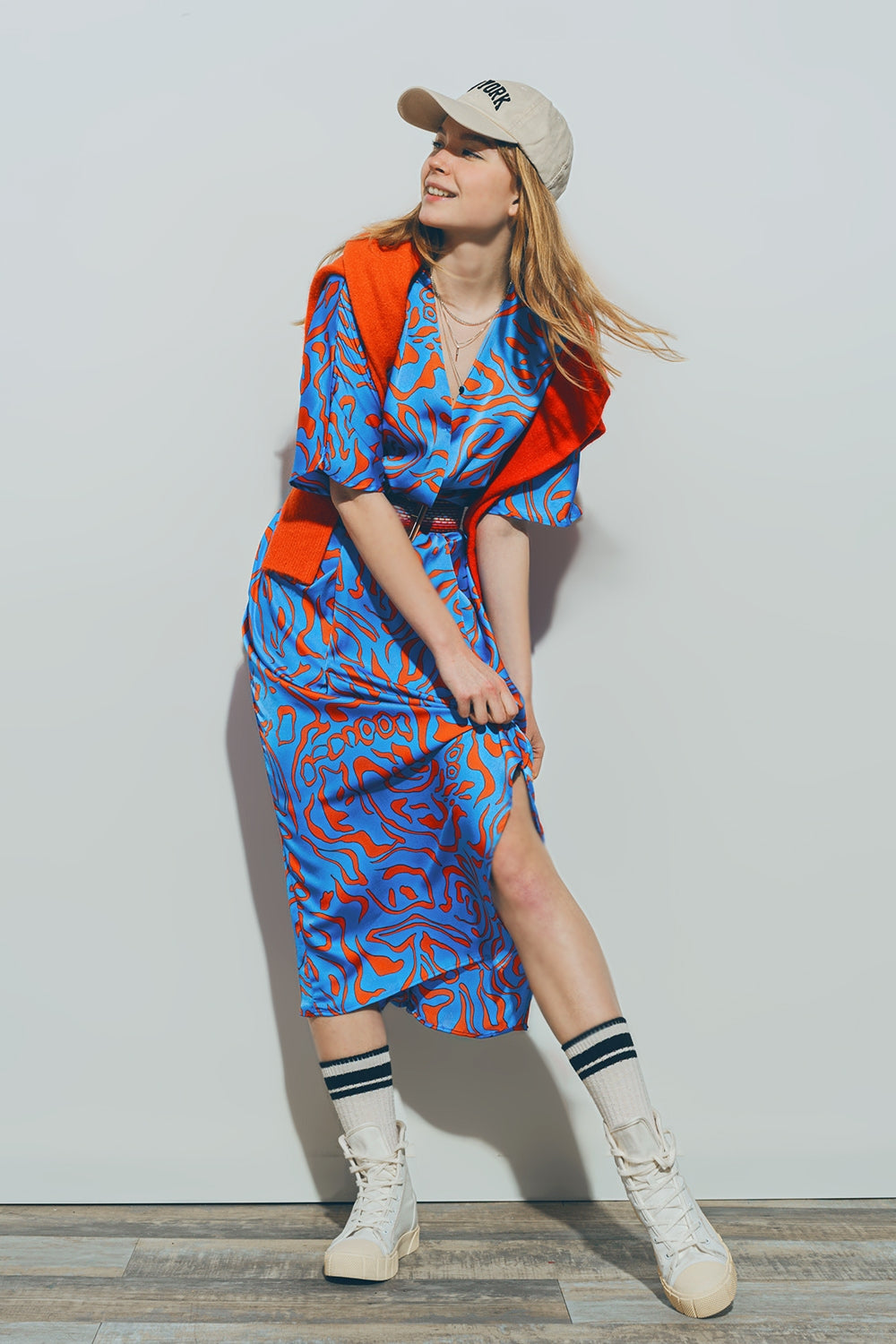 Q2 Vestido de Cetim V Neck Midi em Azul