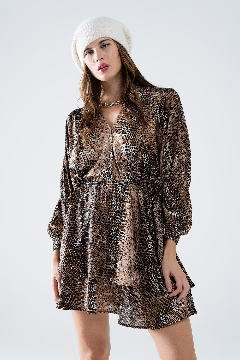 vestido de chiffon marrom com estampa de leopardo
