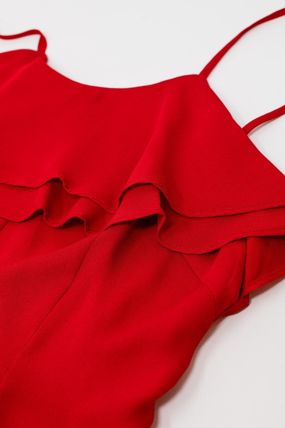 Vestido de chiffon vermelho com alças e folhos