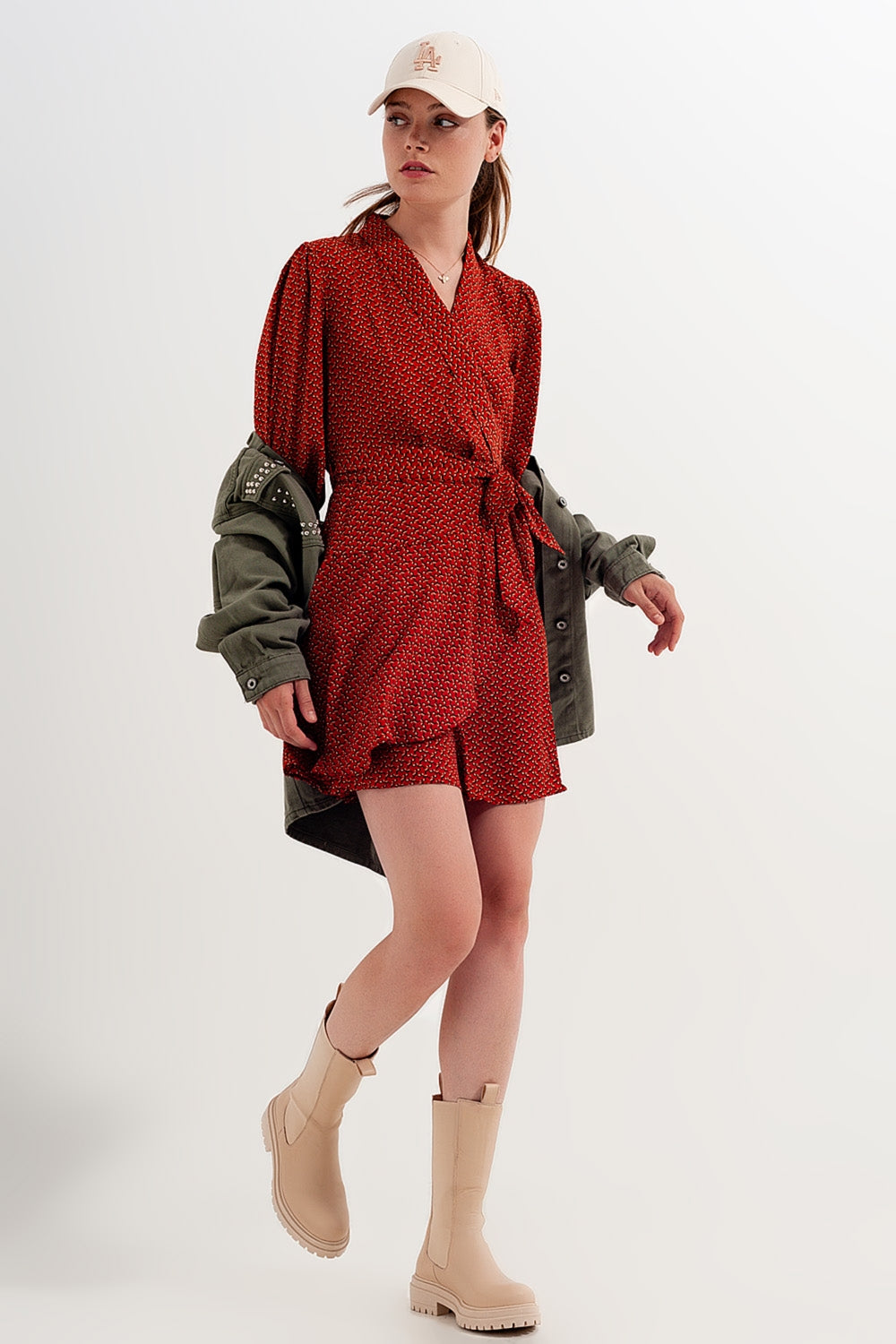 Q2 Vestido de envolvimento curto com decote afundado e impressão geométrica