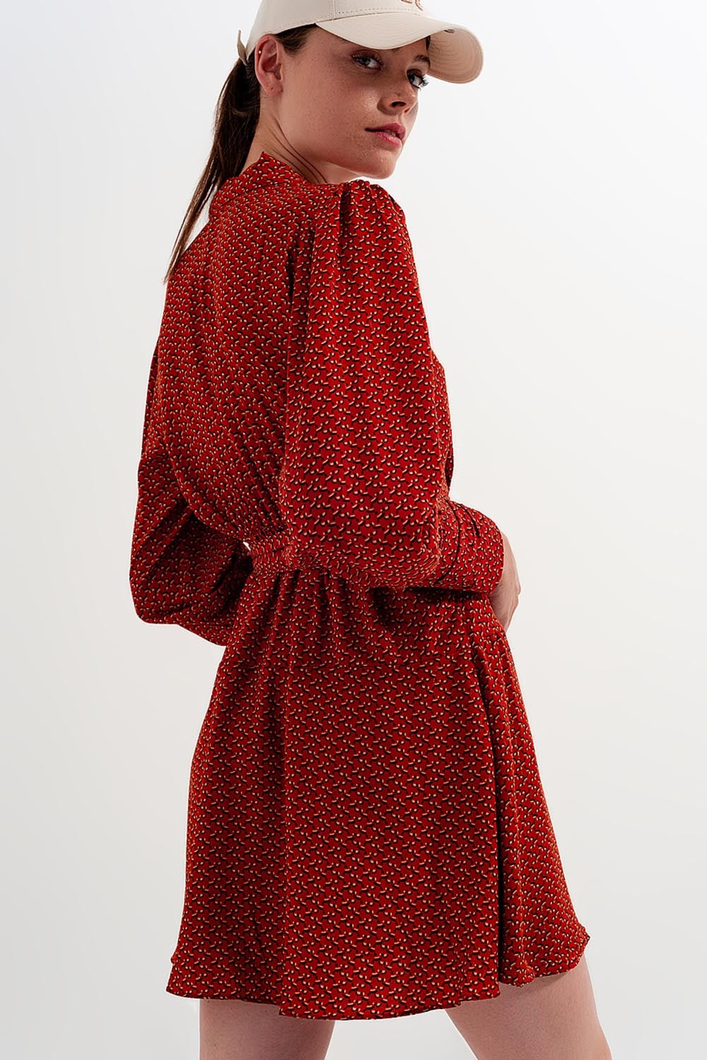 Vestido de envolvimento curto com decote afundado e impressão geométrica