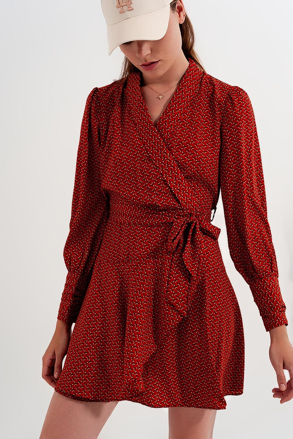 Vestido de envolvimento curto com decote afundado e impressão geométrica