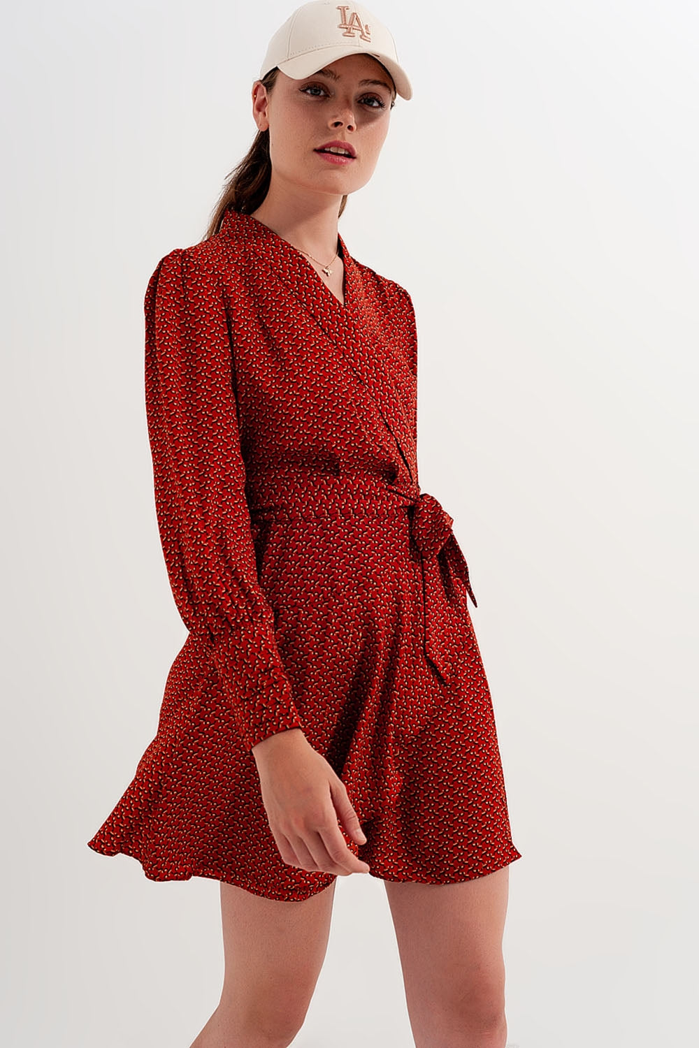 Vestido de envolvimento curto com decote afundado e impressão geométrica