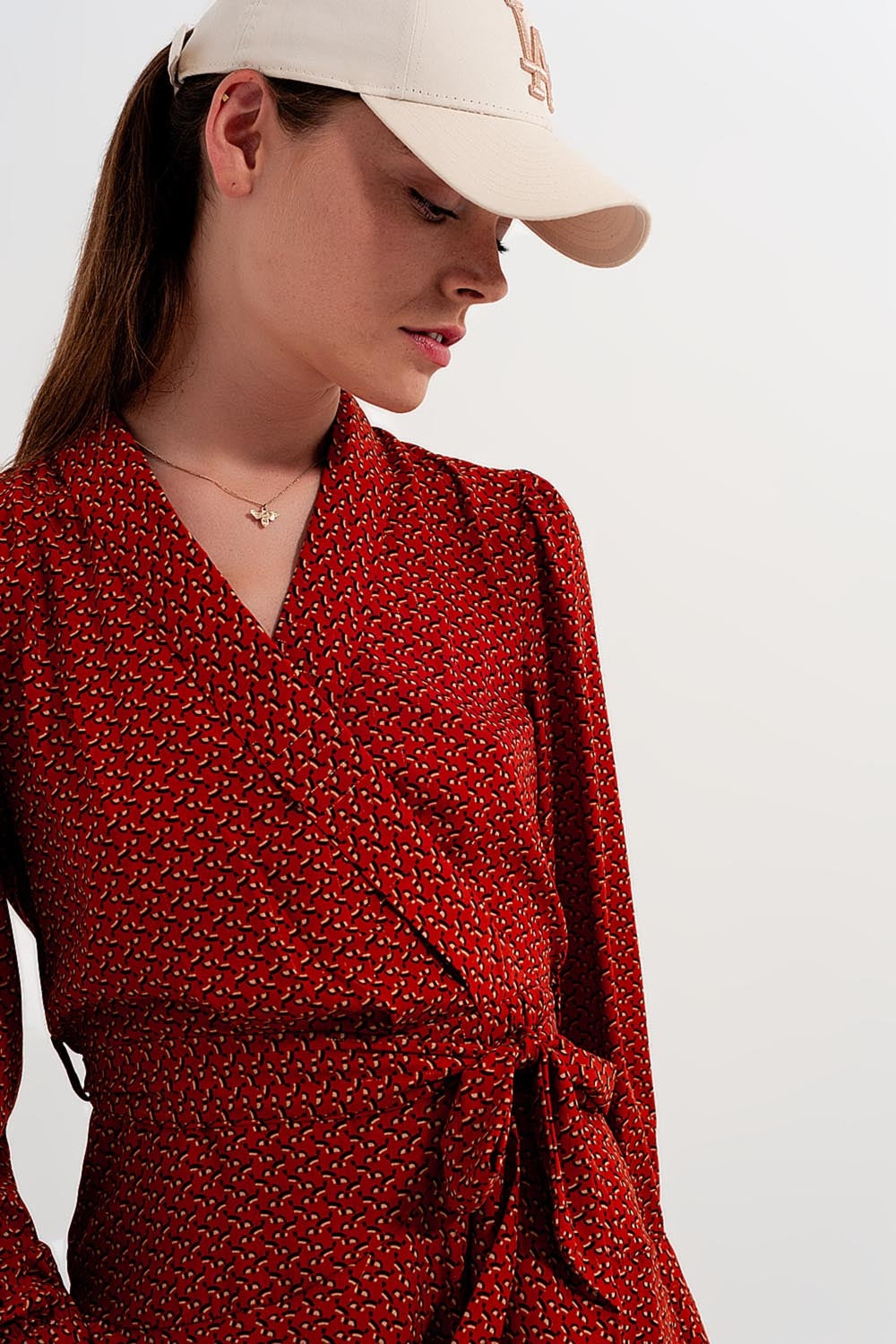 Vestido de envolvimento curto com decote afundado e impressão geométrica