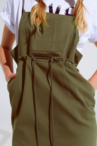 Vestido de ganga caqui com bolso no peito e cintura com cordão