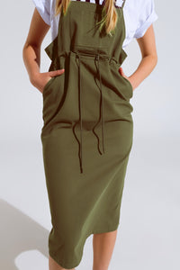 Vestido de ganga caqui com bolso no peito e cintura com cordão