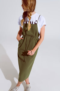 Vestido de ganga caqui com bolso no peito e cintura com cordão