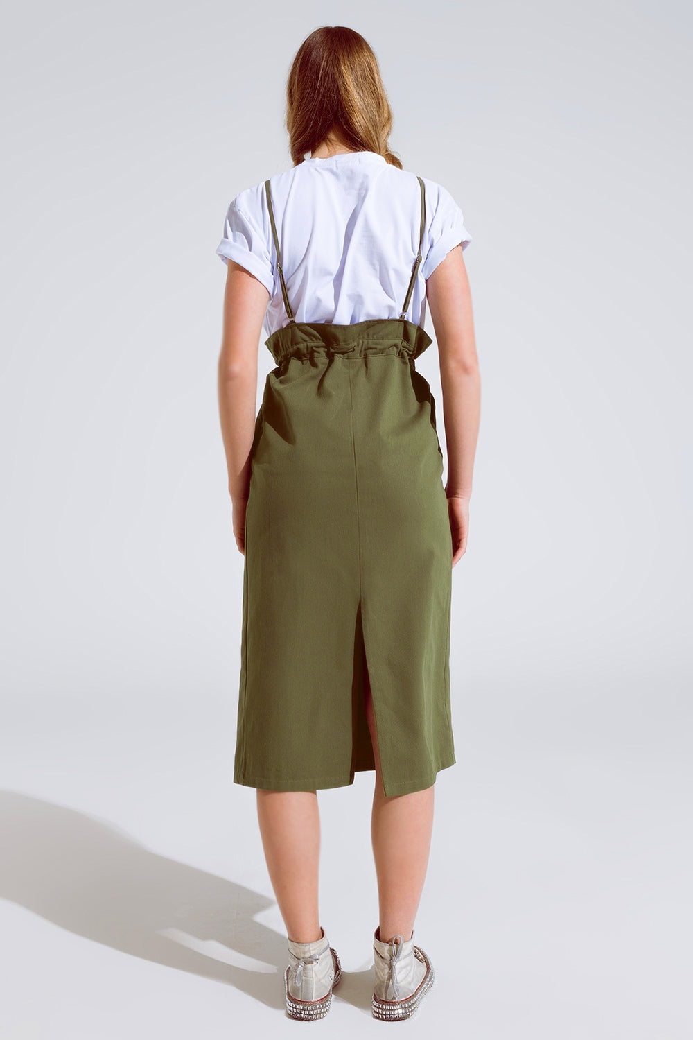 Vestido de ganga caqui com bolso no peito e cintura com cordão