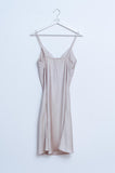 Vestido de lingerie curta bege com abertura em cetim