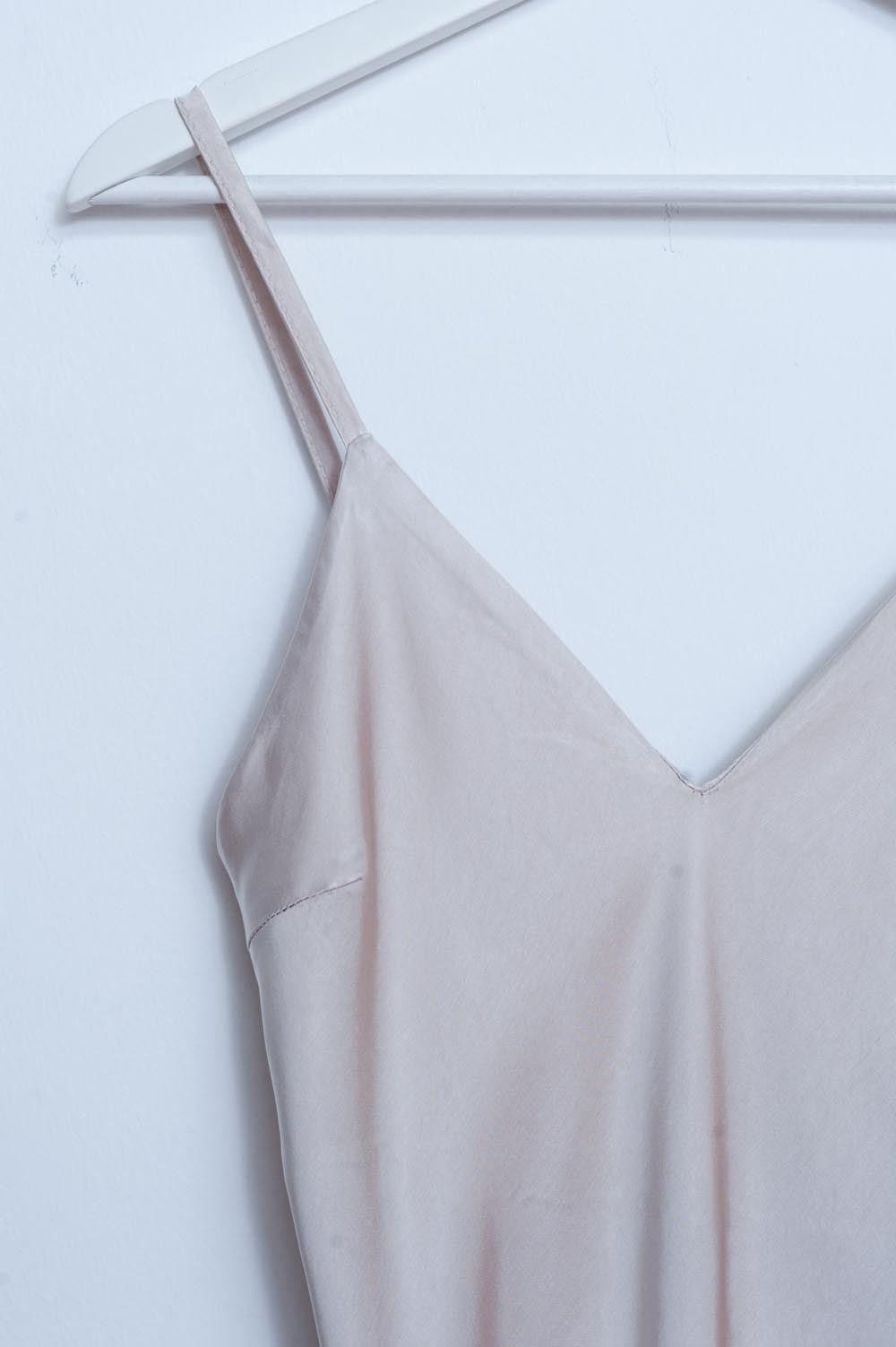 Vestido de lingerie curta bege com abertura em cetim