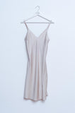 Q2 Vestido de lingerie curta bege com abertura em cetim