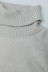 vestido de malha bege de mangas compridas com gola alta