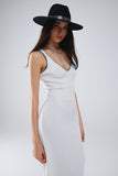 Vestido de malha de verão que abraça o corpo em branco com rebordo preto