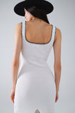 Vestido de malha de verão que abraça o corpo em branco com rebordo preto