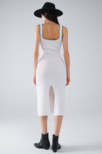 Vestido de malha de verão que abraça o corpo em branco com rebordo preto