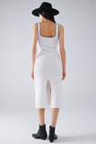 Vestido de malha de verão que abraça o corpo em branco com rebordo preto