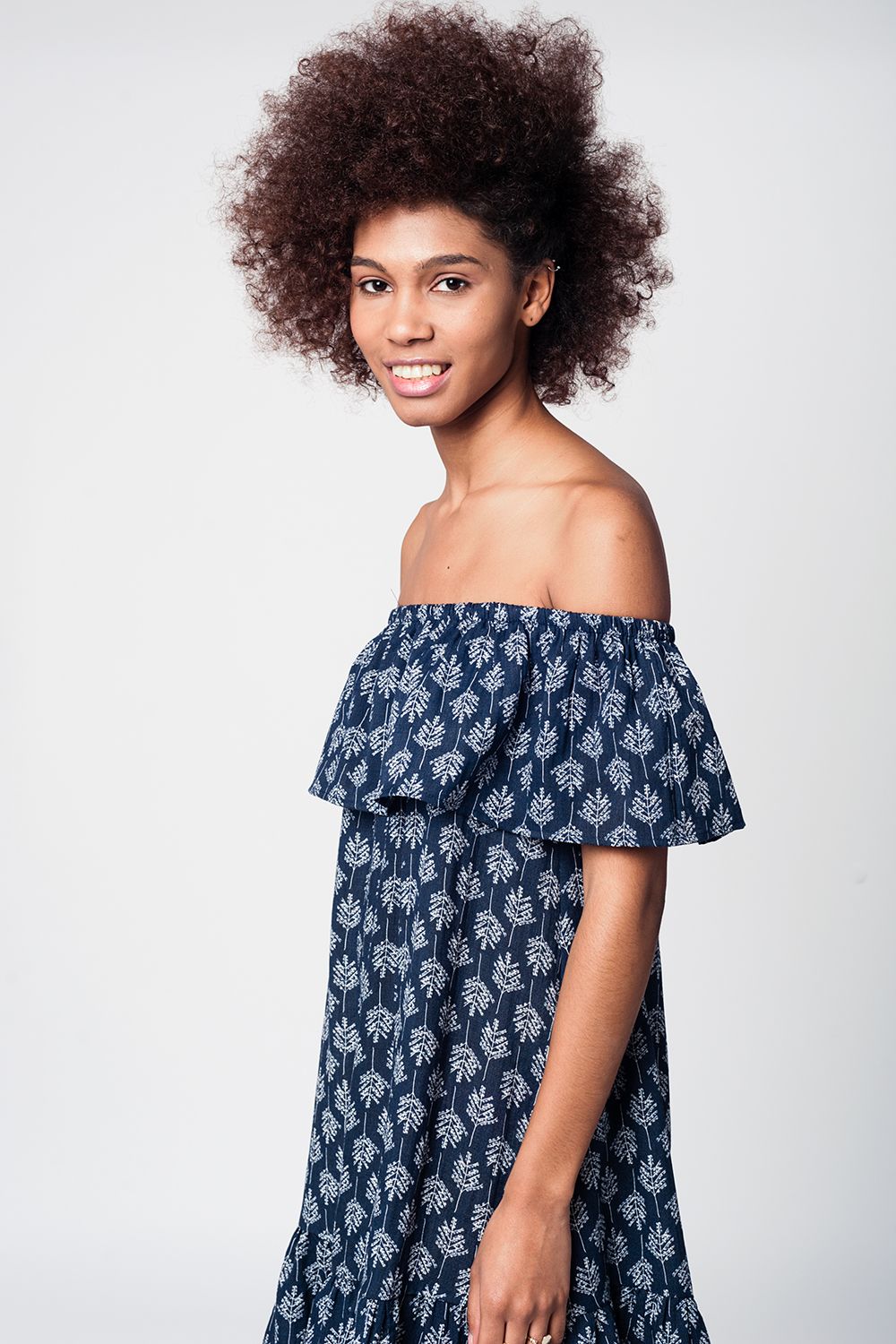 Vestido de praia midi azul marino com ombros descobertos