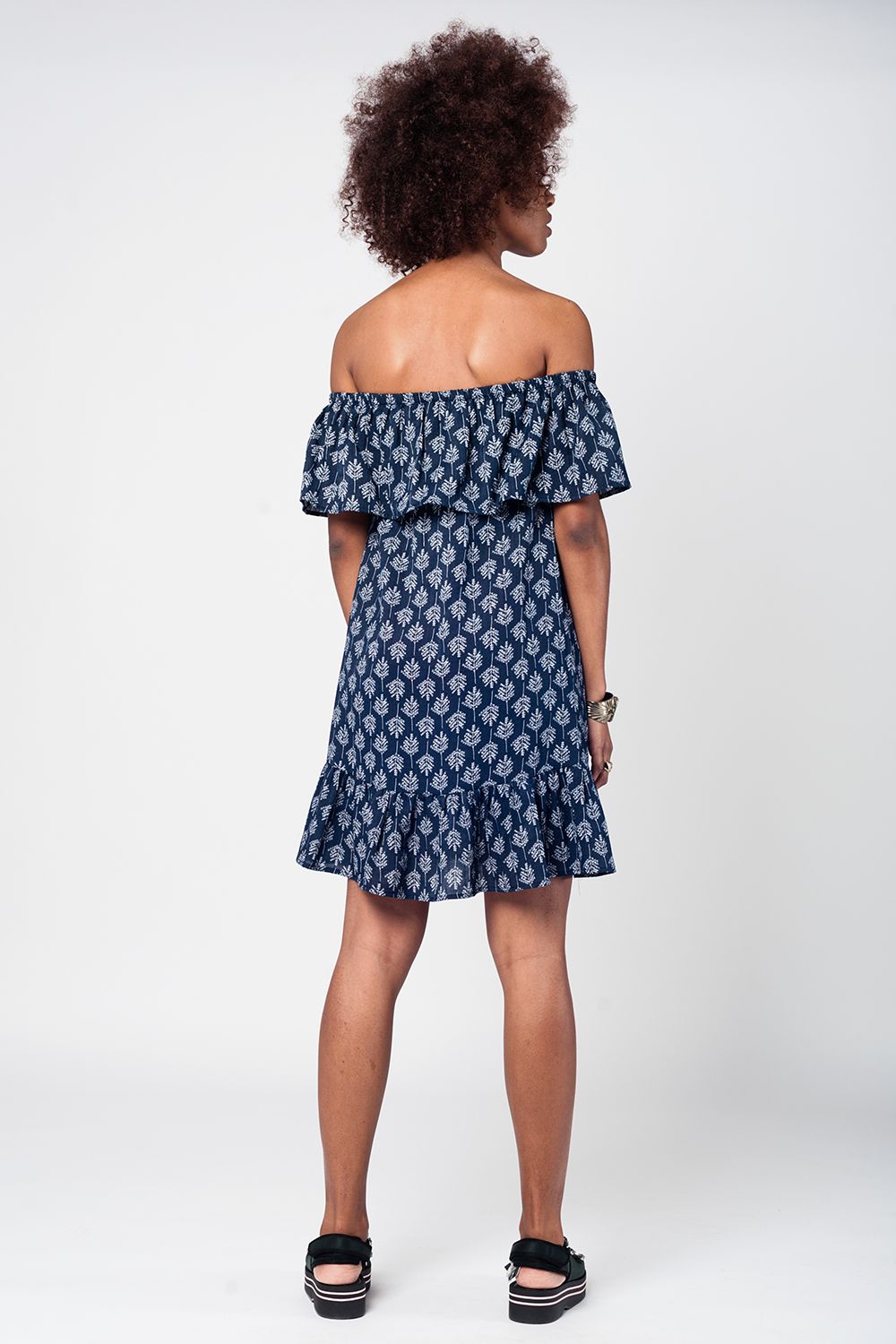 Vestido de praia midi azul marino com ombros descobertos