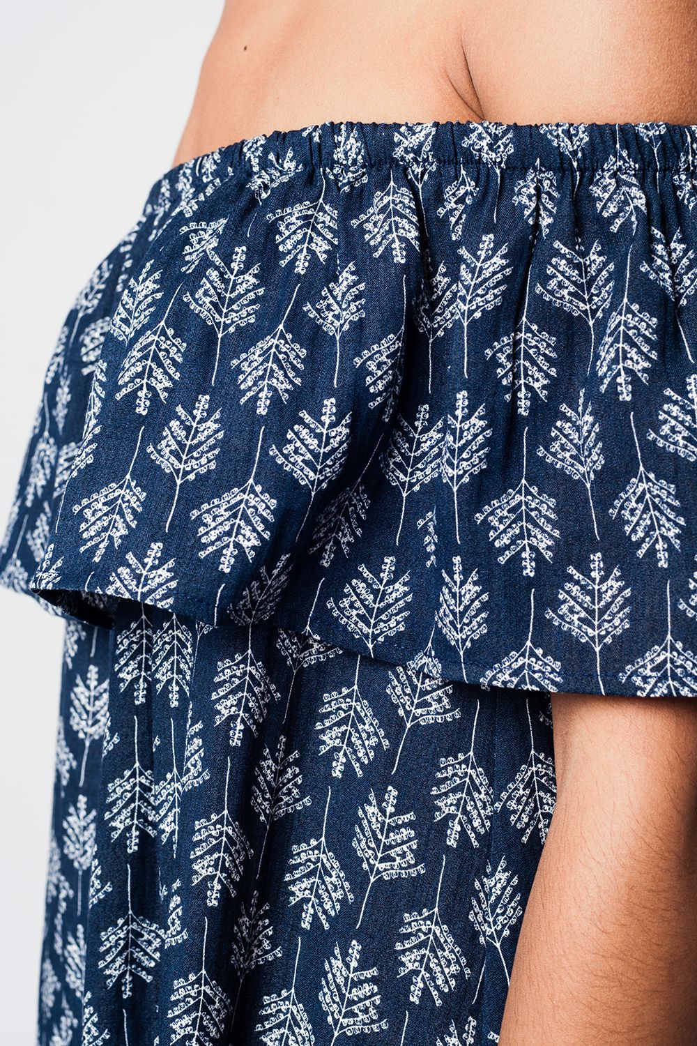 Vestido de praia midi azul marino com ombros descobertos