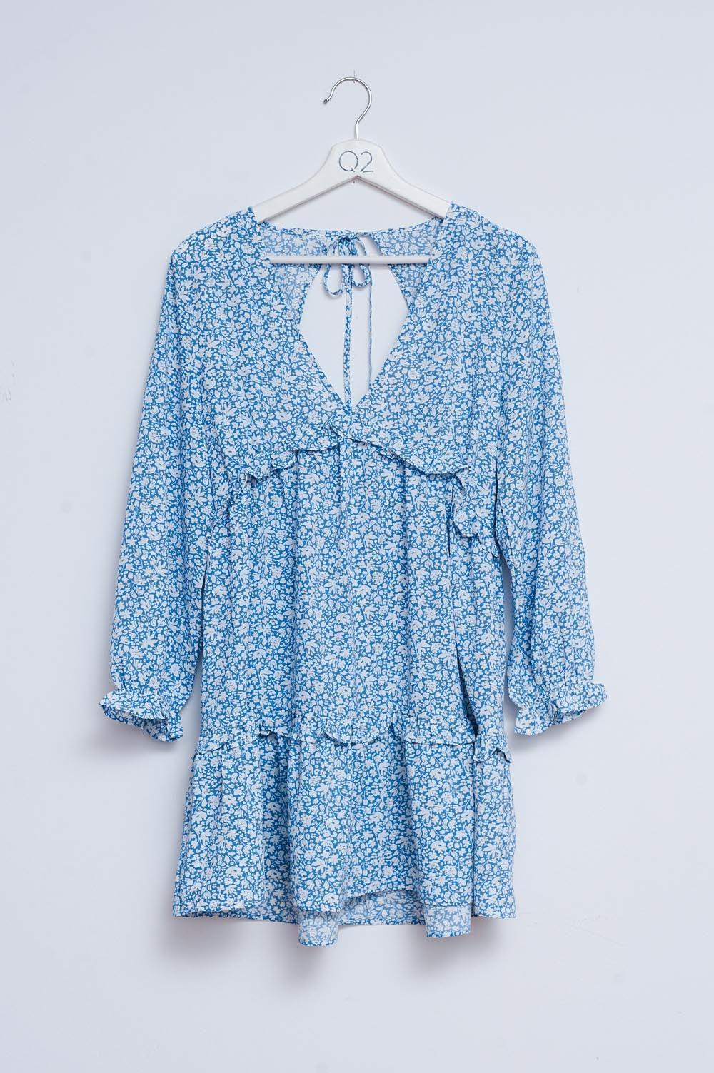 Q2 Vestido de tarde curto azul com costas abertas e estampado floral