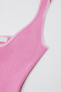 Vestido de verão de malha que abraça o corpo cor-de-rosa com rebordo branco