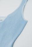 Vestido de verão de malha que abraça o corpo em azul claro com rebordo branco