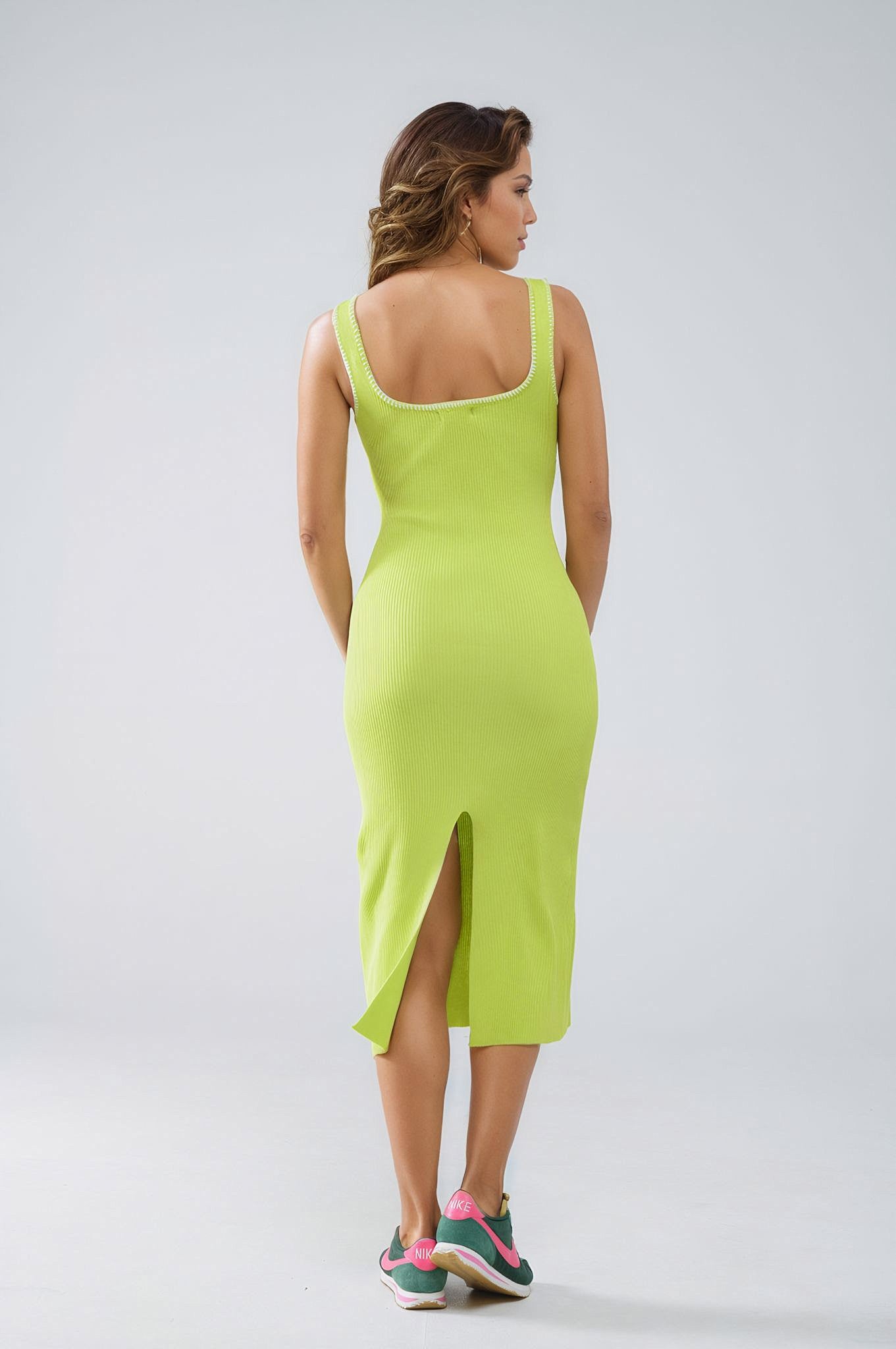 Vestido de verão em linha A que abraça o corpo em verde-lima com rebordo branco