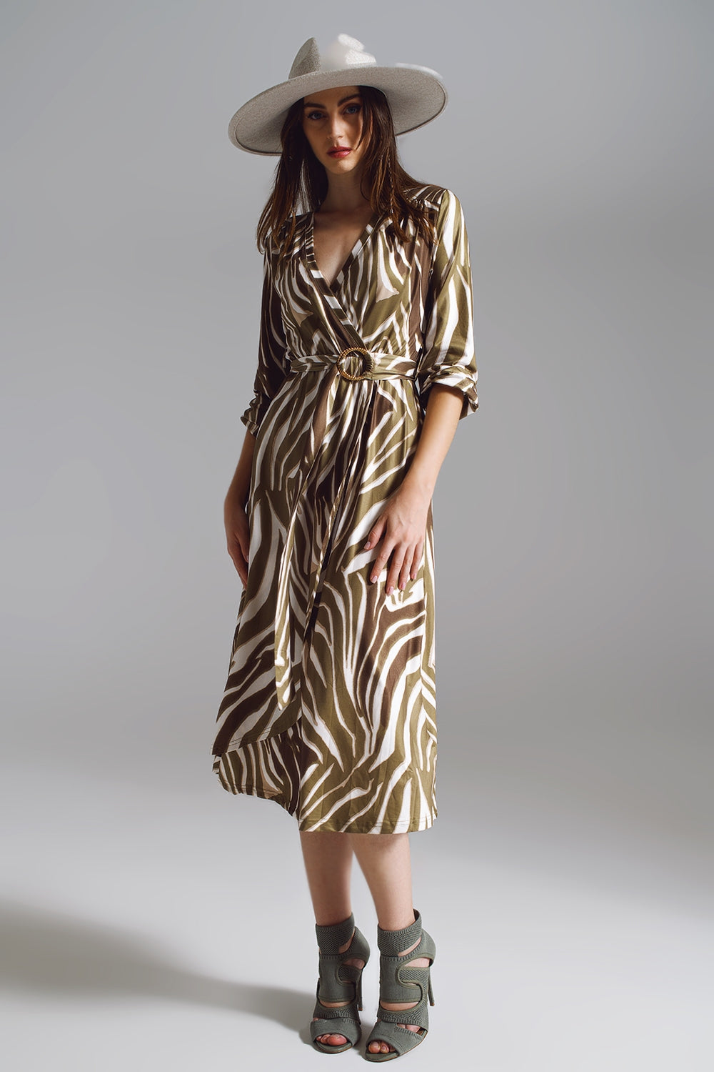 Q2 Vestido envelope com cinto Midi em estampa de zebra verde oliva e creme