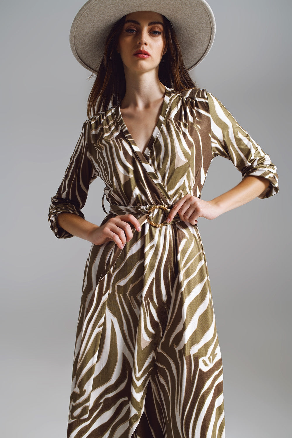 Vestido envelope com cinto Midi em estampa de zebra verde oliva e creme