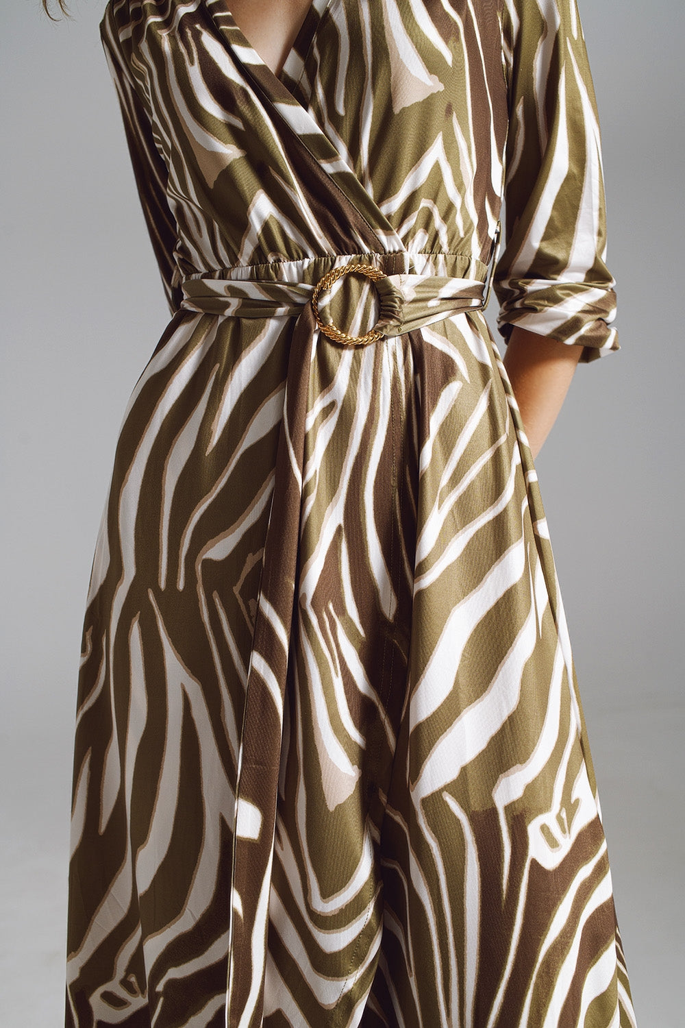Vestido envelope com cinto Midi em estampa de zebra verde oliva e creme
