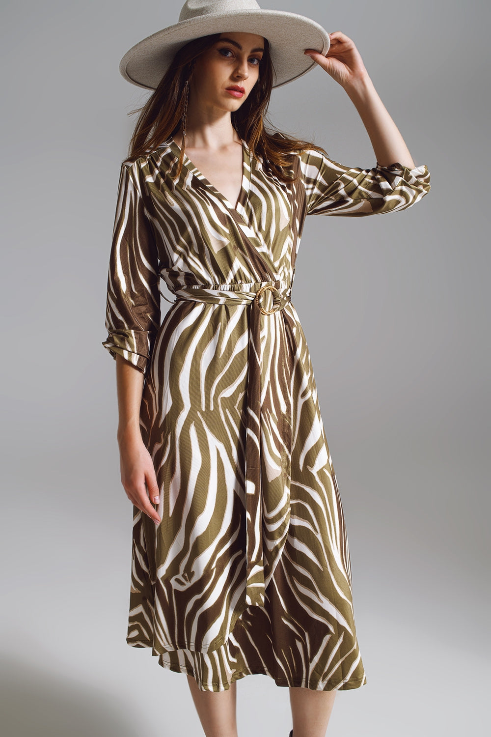 Vestido envelope com cinto Midi em estampa de zebra verde oliva e creme