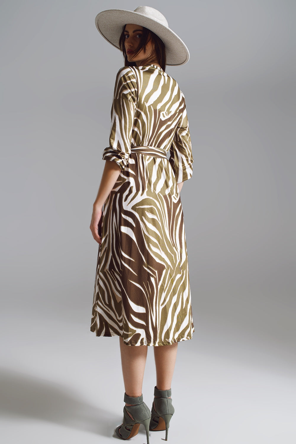 Vestido envelope com cinto Midi em estampa de zebra verde oliva e creme