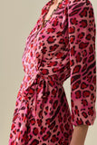 Vestido Envelope Maxi em Cetim com Estampa de Leopardo Fúcsia