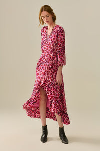 Vestido Envelope Maxi em Cetim com Estampa de Leopardo Fúcsia