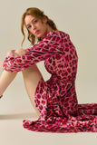 Q2 Vestido Envelope Maxi em Cetim com Estampa de Leopardo Fúcsia
