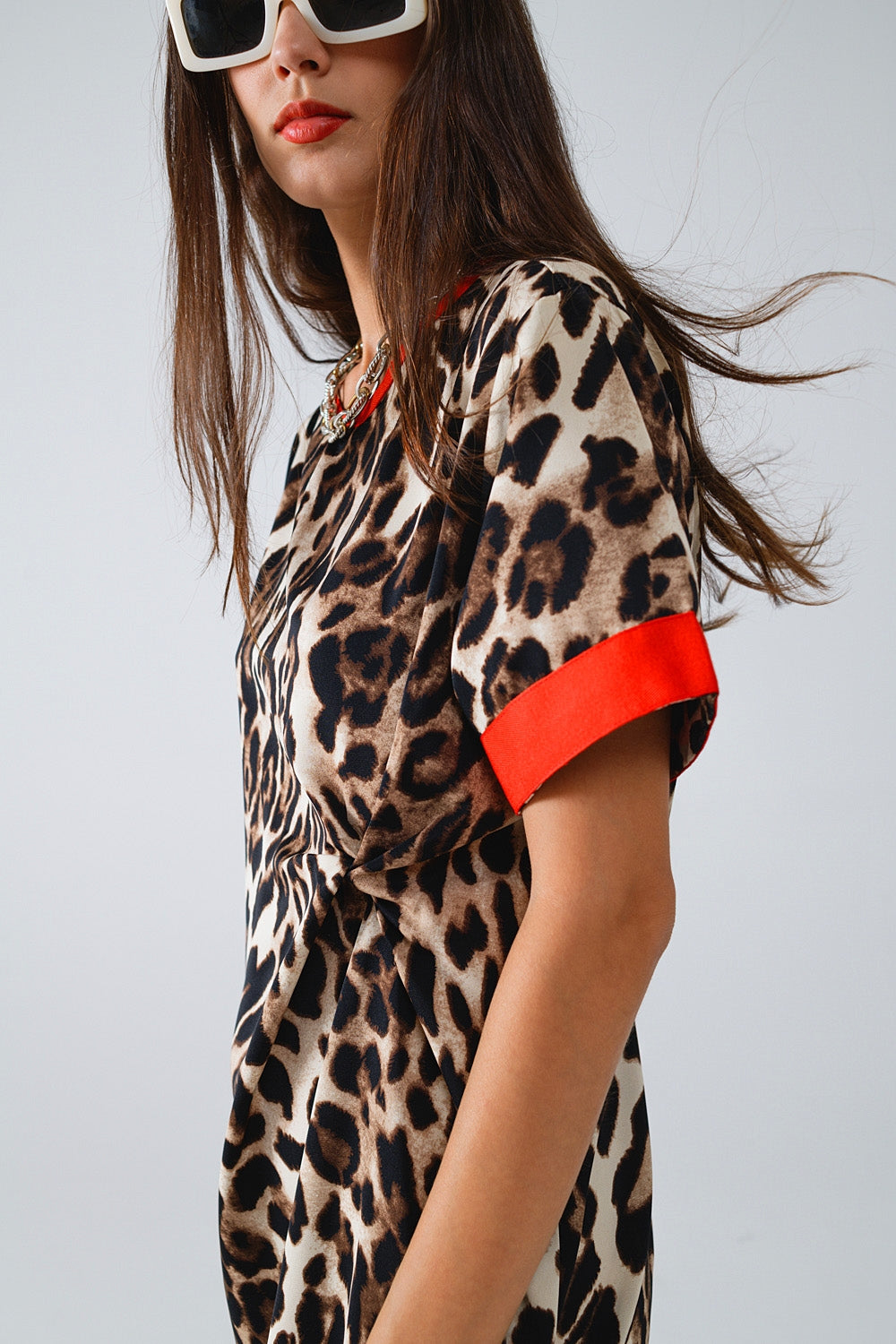 Vestido estampado leopardo com detalhe frontal em nó