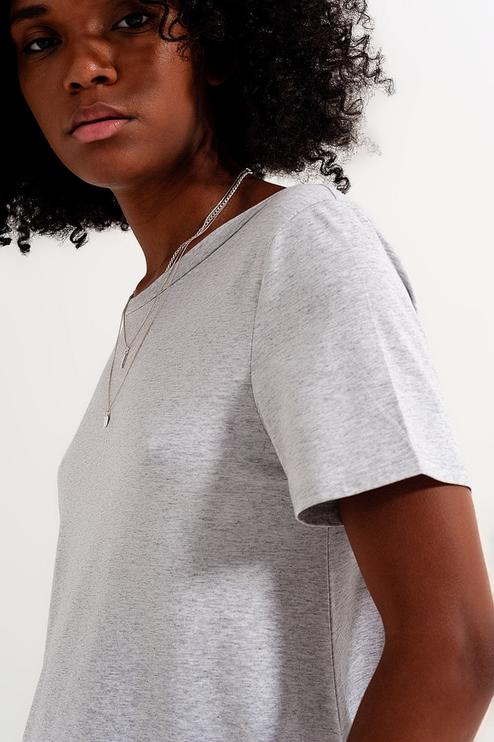 Vestido estilo t shirt com bolsos escondidos em cinzento