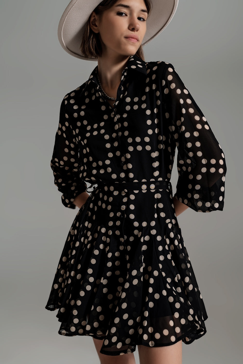 Q2 Vestido Fit e Frill de Bolinhas com Mangas Volumosas em Preto.