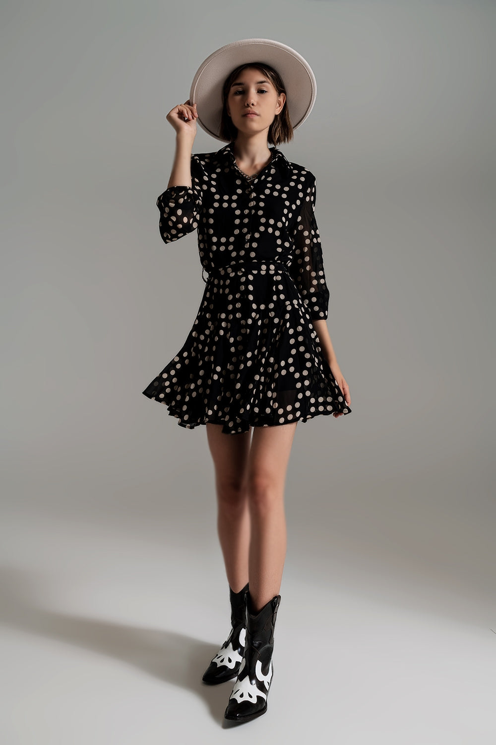 Vestido Fit e Frill de Bolinhas com Mangas Volumosas em Preto.