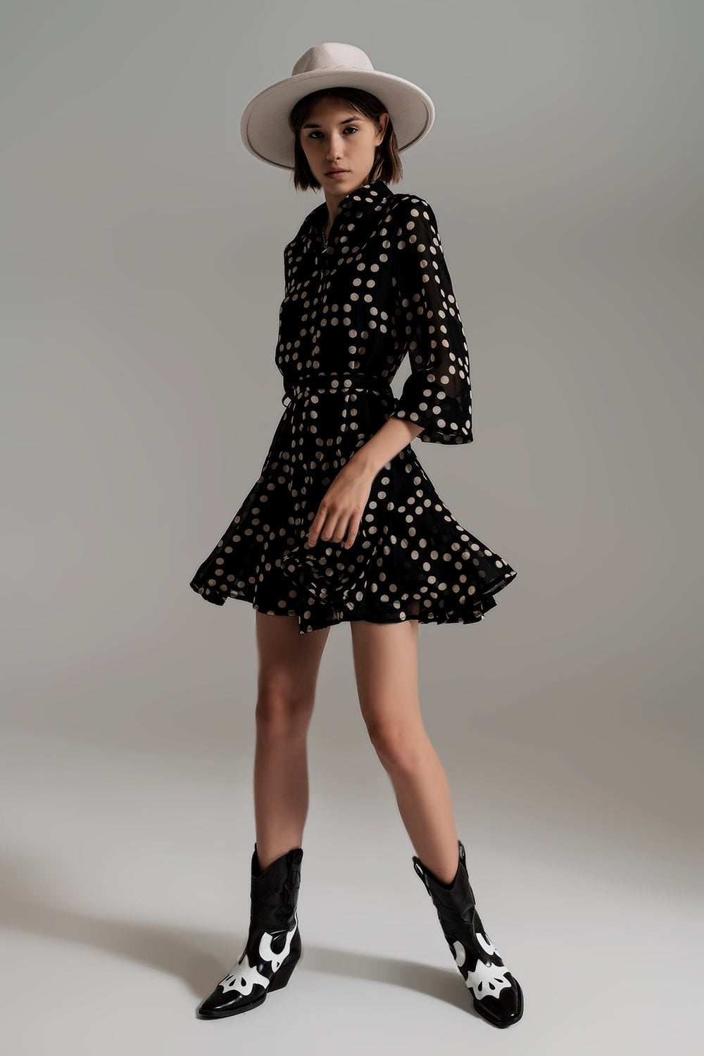 Vestido Fit e Frill de Bolinhas com Mangas Volumosas em Preto.
