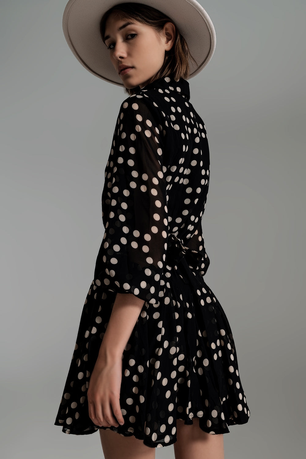 Vestido Fit e Frill de Bolinhas com Mangas Volumosas em Preto.