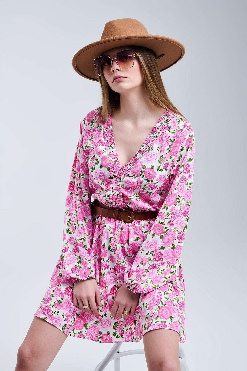 Q2 Vestido floral com decote em V com flores cor-de-rosa e pormenores verdes